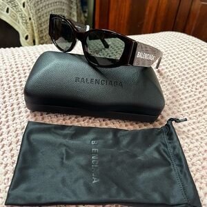 Balenciaga NEW Black Thick Cat Eye BB0258S Sunglasses
MADE IN ITALY